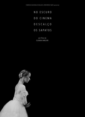 在漆黑的影院里赤脚走过No escuro do cinema descal?o os sapatos